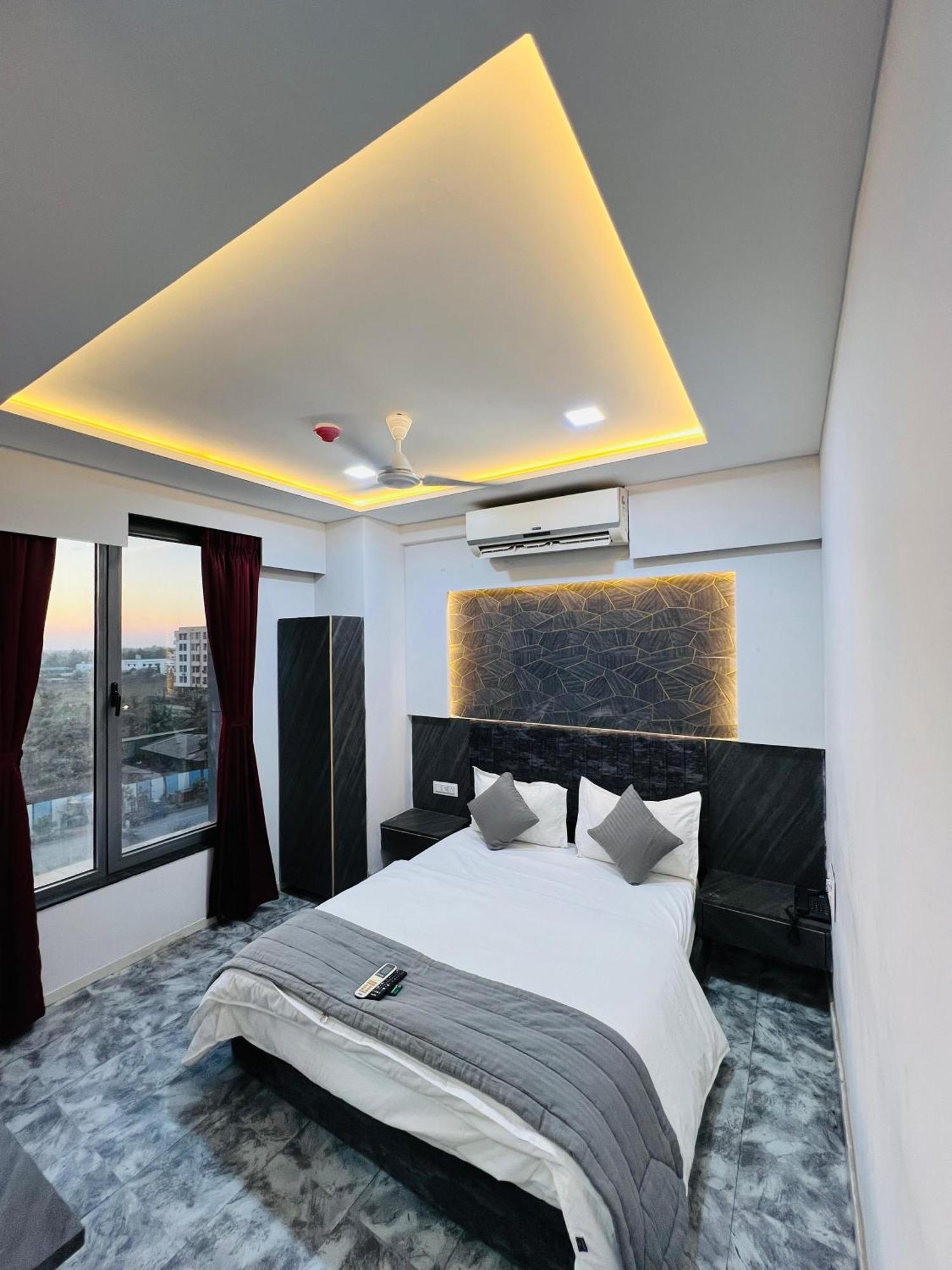 Hotel Star Galaxy Сурат Екстериор снимка
