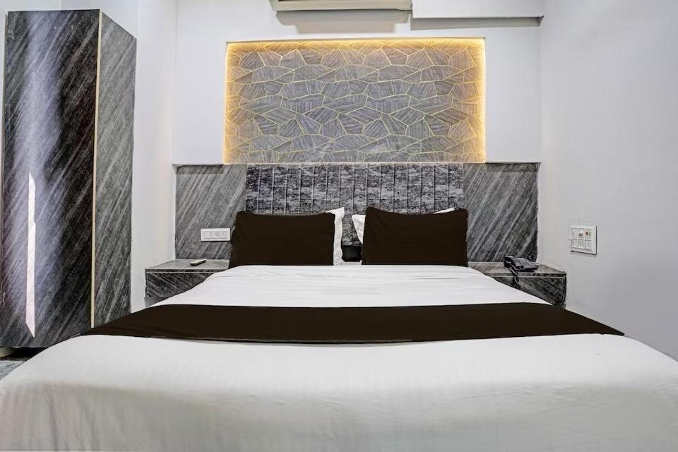 Hotel Star Galaxy Сурат Екстериор снимка