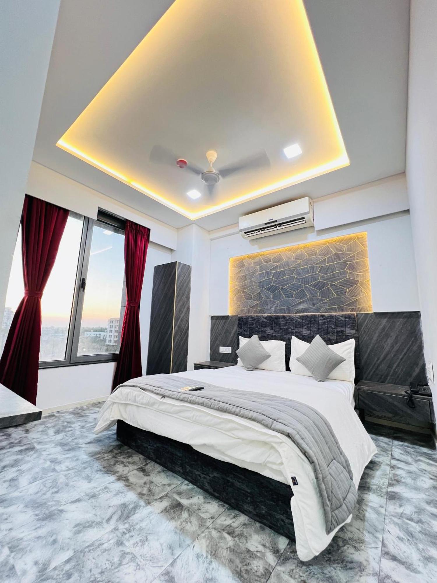 Hotel Star Galaxy Сурат Екстериор снимка