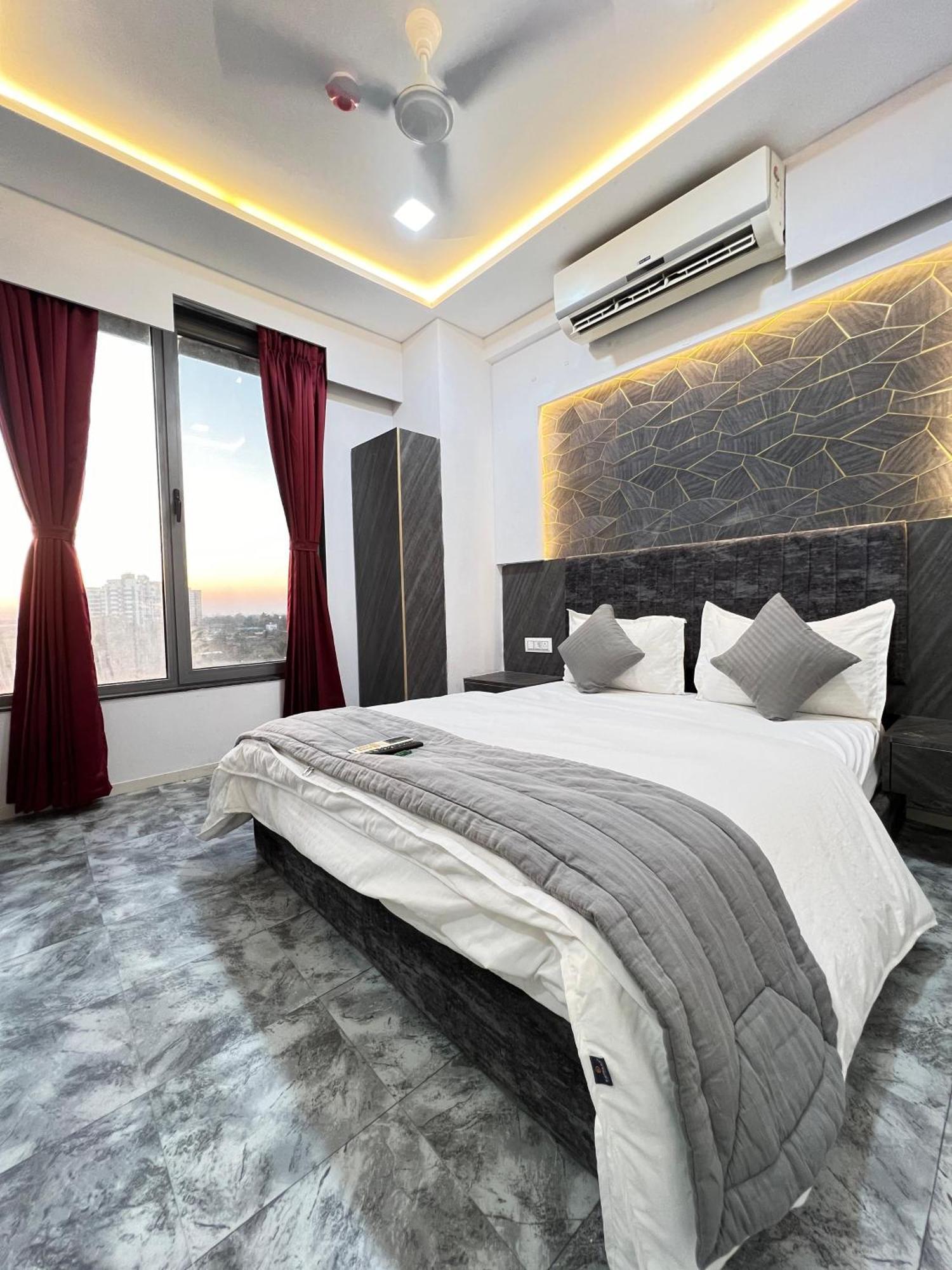 Hotel Star Galaxy Сурат Екстериор снимка